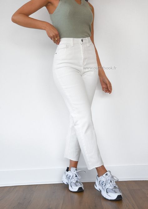 White Mom Jeans Outfit, White Mom Jeans, White High Waisted Jeans, Mom Fit Jeans, Outfits Con Jeans, Boyfriend Outfit, Jean Mom, White Jeans Outfit, Mom Jeans Outfit