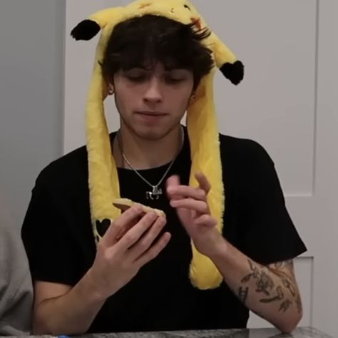 sturniolo triplets Pokemon Pfp, Pikachu Hat, Icona Ios, Chicken Hats, Hypothetical Questions, Matthew Sturniolo, Matt Sturniolo, Emo Guys, Sofia Carson