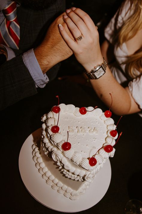 Save The Date Cake Ideas, Save The Date Cake Photoshoot, Wedding Date Cake, Couple Cake Photoshoot, Anniversary Cake Photoshoot, Couples Cake, Save The Date Cake, Engagement Photos Cake, One Year Anniversary Photoshoot