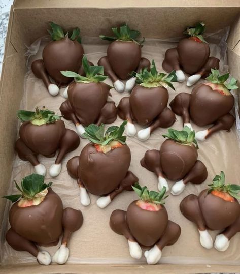 Thanksgiving Chocolate Strawberries, Thanksgiving Desert, Thanksgiving Cake Pops, Thanksgiving Cookies Decorated, Strawberries Ideas, Holiday Deserts, Holiday Desert, Thanksgiving Charcuterie, Thanksgiving Chocolates