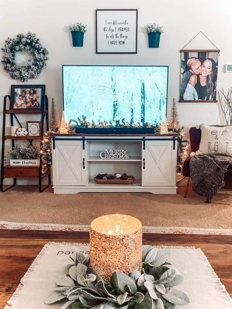 Decorating Above Tv Stand, Decorating Above A Tv, Living Room Designs Decor, Tv Stand Christmas Decor, Zona Tv, Hone Decor, Wall Stand, Tv Stand Decor, House Redo