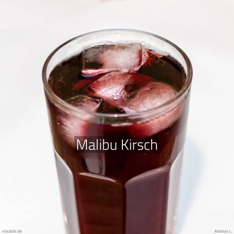 Rezept: Malibu Kirsch - Einfacher Longdrink. Weitere Informationen: Garnitur, Glas, Zubereitung, ... Malibu Cocktails, Cocktail Shots, Nutribullet Blender, Bar Drinks, Cocktail Drinks, Gin, Shot Glass, Food And Drink, Drinks