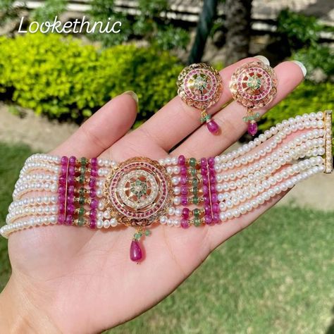 Choker necklace set with earrings ... more colours are available For more details please call us on given number 📲 9202472908 Gold Jadau Necklace, Jadau Set, Jadau Choker, Jadau Jwellery, 22k Gold Jewelry Necklaces, Neck Pieces Jewelry, Bridal Jewelery, 22k Gold Jewelry, Hanging Beads