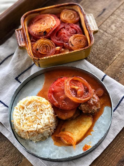 Lebanese Kafta Bil Siniye (Kafta casserole) Lebanese Food Photography, Lebanese Kafta, Basic Dough Recipe, Lebanese Food, Healthy Grilling, Lebanese Recipes, Mediterranean Dishes, Ramadan Recipes, Culinary School