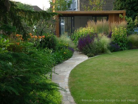 Garden building by Green retreats Garden Ideas Uk, Garden Escape, Tattoo Plant, Sloped Garden, Garden Design Layout, London Garden, Patio Garden Design, Family Garden, Outdoor Gardens Design