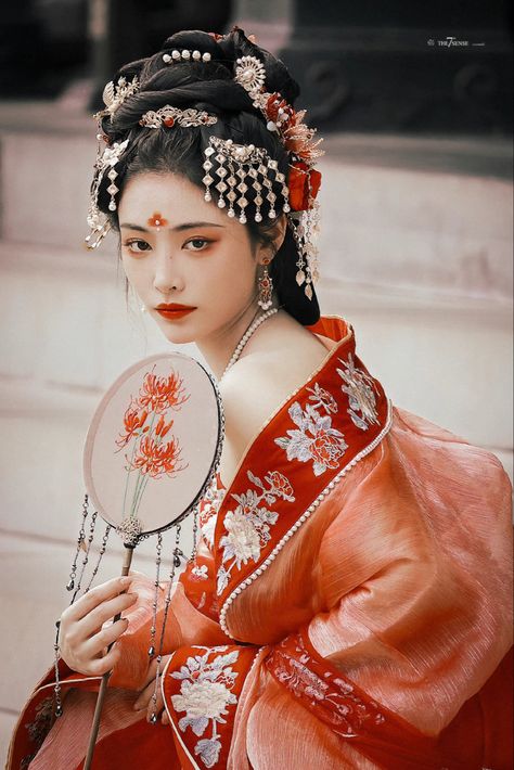 Theatrical Costumes, Chinese Bride, Female Faces, Hanfu Dress, Face Swaps, Model Drawing, East Asia, Chinese Culture, Western Dresses