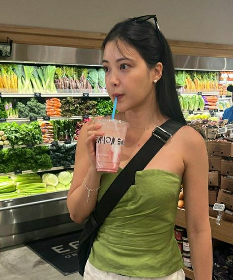 Michelle Choi Aesthetic, Michelle Choi Outfits, Nose Aesthetic, Michelle Choi, Selfie Pose, Beauty Youtubers, Flat Nose, Japan Photo, Beach Poses