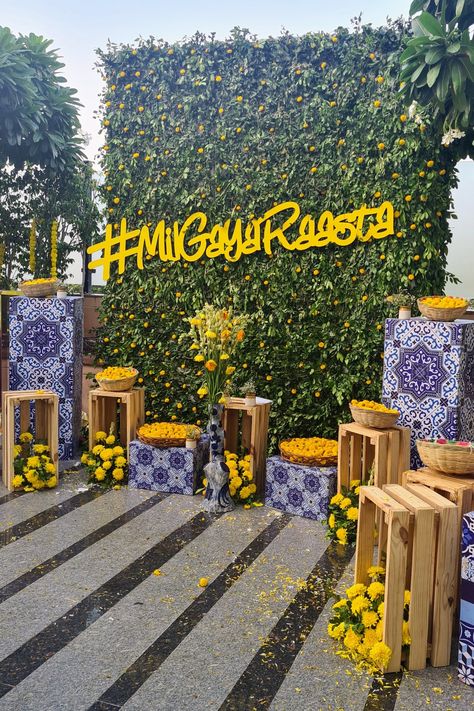 Photobooth Ideas For Haldi, Haldi Photobooth Decor, Night Haldi Decoration, Traditional Photobooth Ideas, Haldi Photobooth Ideas, Colorful Haldi Decor, Blue Pottery Haldi Decor, Blue And Yellow Haldi Decor, Hurdhee Decor