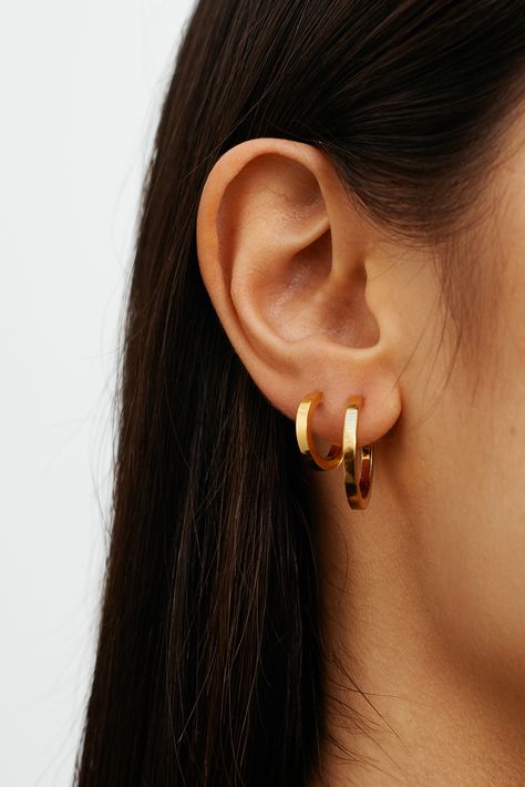 Sustainable Hoop earrings you can layer. 2nd Ear Piercing, 2 Ear Piercings, Second Ear Piercing, Ear Piercings Chart, Double Ear Piercings, Pretty Ear Piercings, Double Piercing, Ear Piercing, Jewelry Inspo