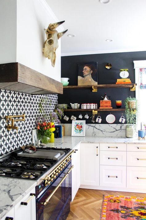 Hiasan Dalaman Dapur, Dapur Moden, Decorating Rules, Modern Kitchen Design Black, Decor Eclectic, Eclectic Kitchen, Boho Kitchen, Interior Modern, Eclectic Interior