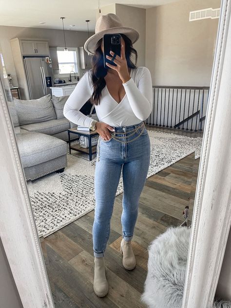 High Waisted Jeans And Blazer Outfit, Sweater Bodysuit Outfit, Jean Slim Outfit, Outfits With Clothes You Already Have, High Heels And Jeans Outfits, White Bodysuit Outfit Jeans, Light Flare Jeans Outfit, Ga Outfits, White Body Suit Outfit