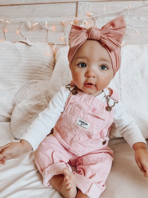 Simple Easter Baby Pictures, 5 Month Old Outfits, Baby Outfits Girl Aesthetic, 3 Month Old Girl Outfits, Winter Outfits Babygirl, Baby Girl Outfit Inspiration, Spring Baby Girl Outfits, Fall Outfits For Baby Girl, 6 Month Old Outfits