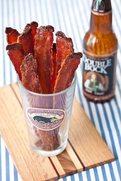 Beer-Candied Bacon: just bacon, brown sugar & beer. Great Superbowl appetizer. Beer Bacon, Breakfast And Brunch, Candied Bacon, Think Food, Football Food, Snacks Für Party, Bacon Recipes, Marjoram, Finger Food