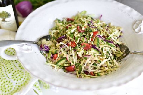 This is a seriously delicious Lebanese, no mayo cole slaw -- one we can't get enough of for its flavor, crunch, and super-duper healthy qualities! Malfouf Salad, Healthy Broccoli Slaw, Broccoli Slaw Recipes, Bowl Meals, Beautiful Salad, Broccoli Slaw, Vegan Raw, Vegetarian Cabbage, Slaw Recipes