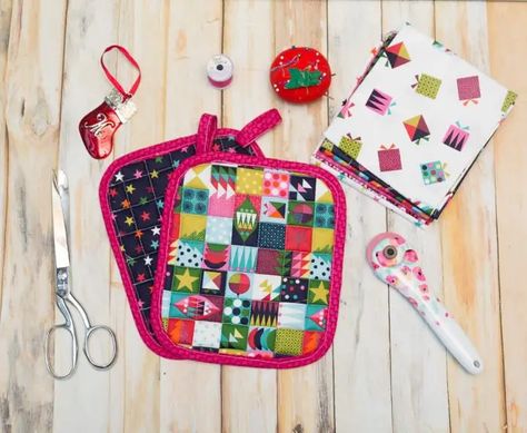 Christmas Crafts To Sell Bazaars, Christmas Pot Holders, Christmas Bazaar Crafts, Christmas Bazaar Ideas, Beginning Sewing, Small Quilt Projects, Halloween Crafts Preschool, Christmas Craft Show, Holiday Cards Handmade