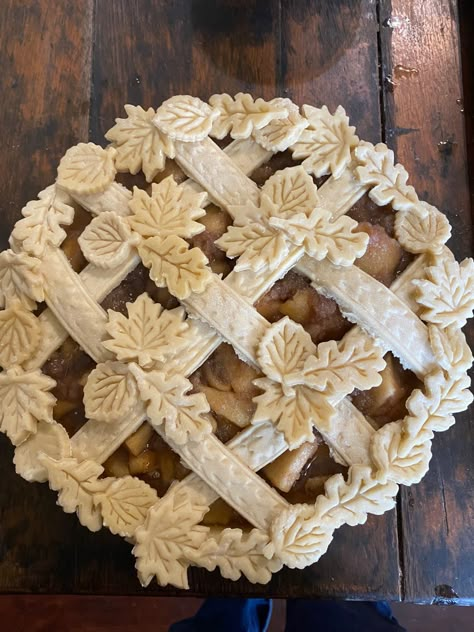 Apple Pie Pretty Crust, Decorative Apple Pie Crusts, Pie Design Ideas, Intricate Pie Crust Designs, Pretty Pie Designs, Autumn Pie Decoration, Pretty Pies Crust, Thanksgiving Pies Aesthetic, Thanksgiving Apple Pie Designs