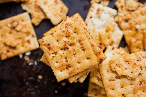 Saltine cracker recipes - firecrackers Party Crackers Recipe, Saltine Cracker Recipes, Ranch Crackers, Ranch Party, Spicy Crackers, Seasoned Crackers, Saltine Cracker, Soda Crackers, Party Crackers