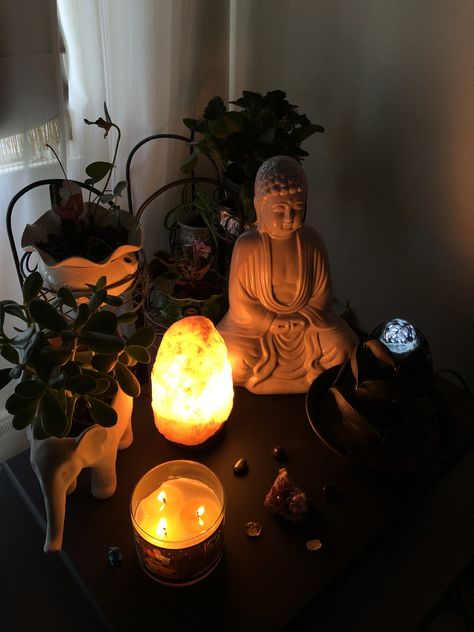 Room Ideas Crystals, Buddha Aesthetic Room, Calm Spiritual Aesthetic, Spiritual Life Aesthetic, Aesthetic Buddism, Crystal Home Aesthetic, Spiritual Alter Aesthetic, Buddha Room Decor, Spiritual Practice Aesthetic