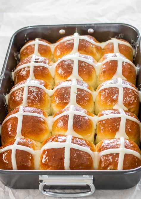 Easter Brunch Treats, Cross Buns Recipe, Hot Cross Buns Recipe, Hot Cross Bun, Easter Side Dishes, Easter Dinner Recipes, Easter Brunch Food, Buns Recipe, Hot Cross Buns