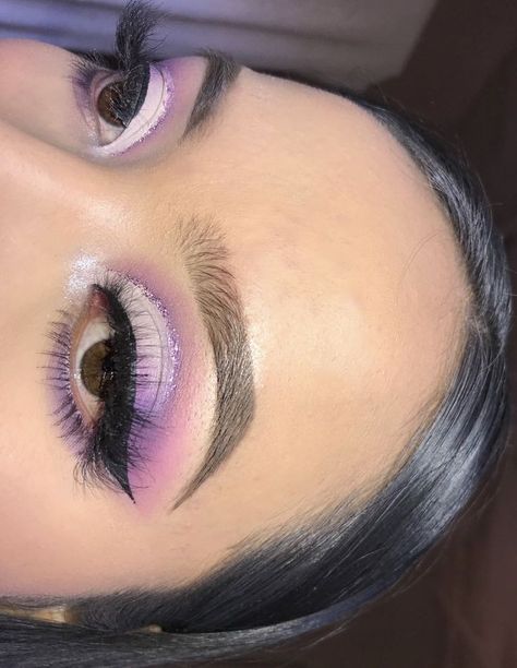 Prom Makeup Looks For Lilac Dress, Eye Makeup Looks Purple, Lilac Dress Makeup Look, Lilac Quinceanera Makeup Looks, Lilac Prom Makeup Looks, 15 Nails Ideas Purple, Quince Make Up Purple, Purple Quince Makeup Ideas, Quince Makeup Purple And Silver