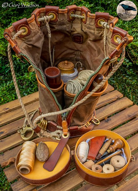 Wayland's Ditty-Bag - © Gary Waidson - Ravenlore Bushcraft and Wilderness skills. Wilderness Survival Aesthetic, Bushcraft Aesthetic, Diy Bushcraft, Bushcraft Projects, Wilderness Skills, Bushcraft Tools, Bushcraft Kit, Bushcraft Shelter, Underground Shelter