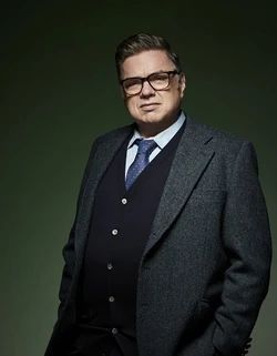 Actor Oliver Platt (Dr. Daniel Charles, Chief of Psychiatry, Gaffney Chicago Medical Centre - Chicago Med) Med Doctor, Oliver Platt, City Of Ghosts, Childhood Crushes, Cast Photos, Promotional Photos, Chicago Med, One Chicago, Black Jack