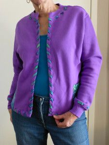 Upcycled Sweatshirt to Purple Cardigan Sewing Clothes Refashion, Sweatshirt Jackets Diy, Upcycled Sweatshirt, Diy Cardigan, Sweatshirt Makeover, Sweatshirt Refashion, Upcycle Sweatshirt, Sweater Refashion, Diy Jacket