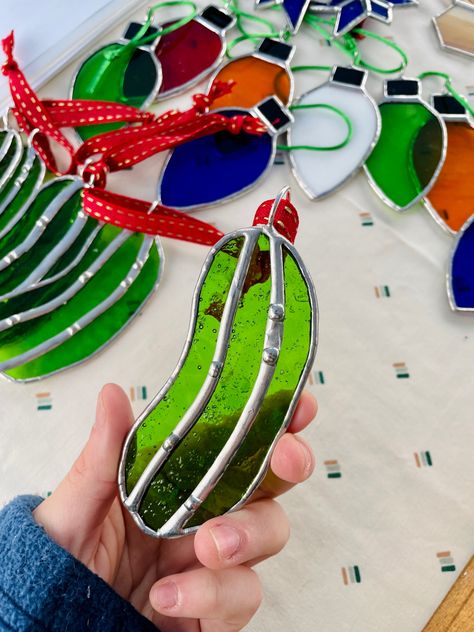 Stained Glass Pickle, Taco Ornament, Pickle Ornament, Modern Stained Glass, Glass Diy, Stained Glass Ornaments, Stained Glass Christmas, Stained Glass Diy, Glass Projects