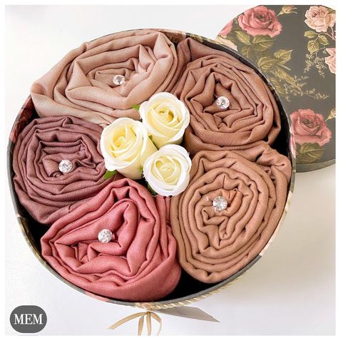 Hijab Gift Packing Ideas, Scarf Gift Box Ideas, Hijab Gift Box Ideas, Hijab Box Design, Islamic Outfits For Women, Taal Ideas, Islamic Outfits, Hijab Bouquet, Hijab Gift