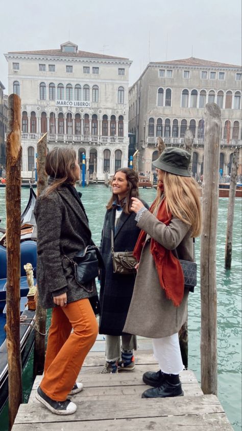 Venice Autumn Outfit, Venice Winter Outfit, Venice Italy Outfit, Bucket Hat Style, Casual Fashion Trends, Ootd Winter, Autumn Fits, Italy Outfits, Women Photography Poses