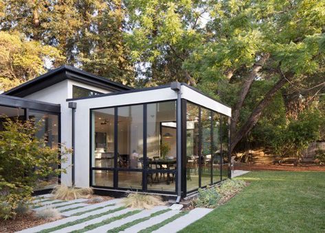 15 Magnificent Modern Sunroom Designs For Your Garden Modern Sunroom, Glass Sunroom, Outdoor Sunroom, Sunroom Decorating, Room Extensions, Sunroom Designs, California Living, Beautiful Patios, Ranch Style Homes