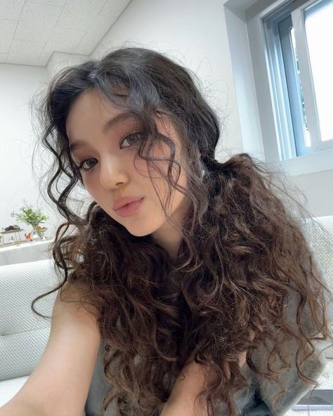 Dani 🐶✨️🤎 New Jeans Style, Bare Face, Kpop Girl Groups, The Crown, Instagram Update, New Hair, South Korean Girls, K Pop, Curly Hair