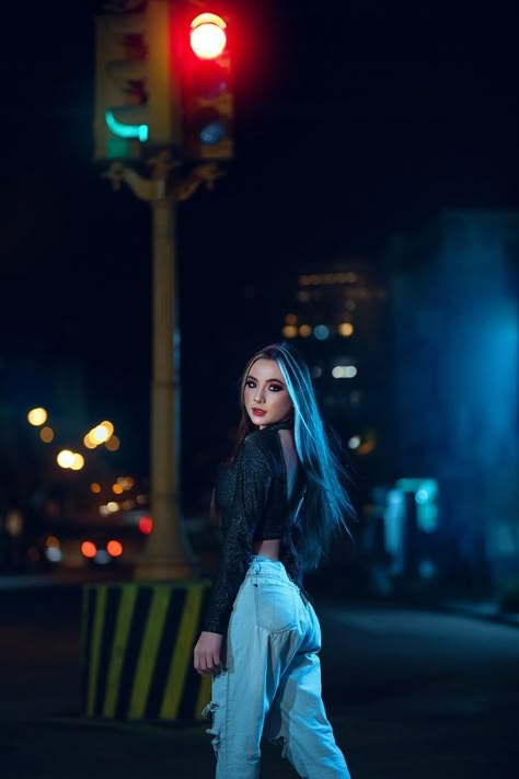 Night Life Photography, Night Street Photography, Street Fashion Photoshoot, Iphone Image, Urban Photoshoot, Rooftop Photoshoot, Night Photoshoot, Quinceanera Photoshoot, Night Portrait