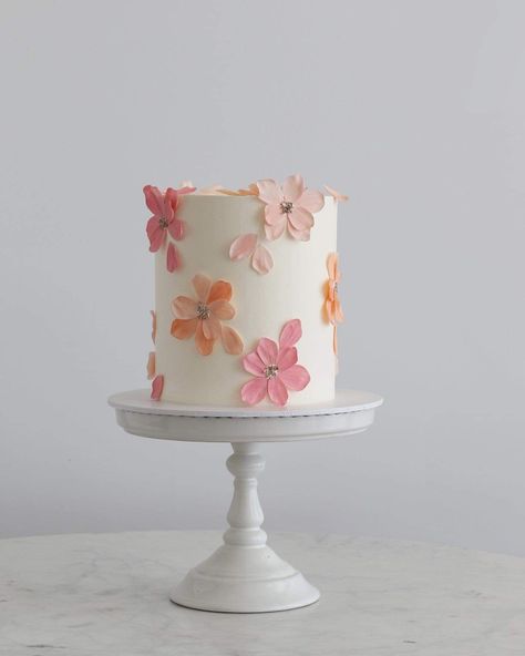 Pastel Flowers Cake, Cute Cakes 18th Birthday, Pastel Flower Cake, Neutral Cakes, Flower Cake Wedding, Pink Flowers Cake, Birthday Cake Flowers, Floral Cake Birthday, 30th Birthday Cake For Women