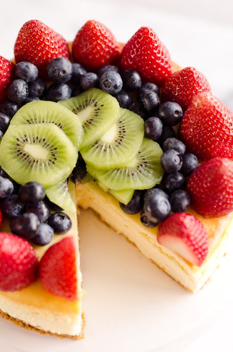 Creamy New York Cheesecake with Fresh Fruit is a rich and decadent dessert recipe that is sure to impress all your dinner guests! Fruit Cheesecake, Cheesecake Toppings, Dessert Simple, Fruit Toppings, Best Cheesecake, Easy Cheesecake Recipes, Dinner Guests, New York Cheesecake, Easy Cheesecake