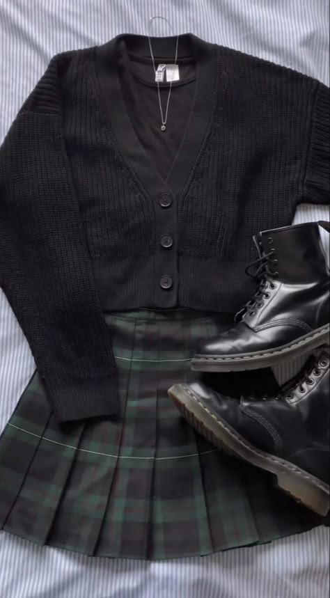 Super Cool Outfits, Dark Academia Girl Outfits, Collared Shirt And Crewneck, Cute Plaid Skirt Outfits, Slytherin Girl Outfit, Black Boot Outfit, Plaid Outfit Ideas, Outfits With Plaid Skirts, Brandy Outfit