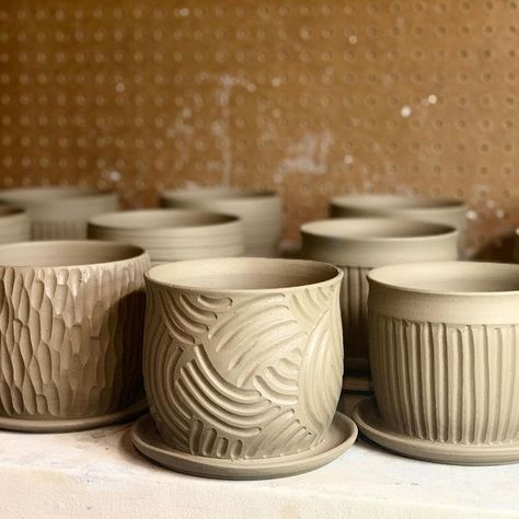 Pot Carving Designs, Pattern Pottery, Carved Pottery, Pottery Inspiration, Carving Patterns, Ceramics Ideas, Carving Designs, Pottery Planters, Sgraffito