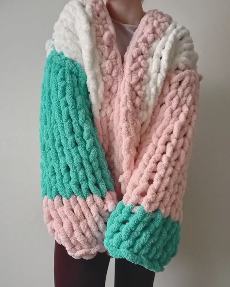 Puffy Yarn, Giant Knit Blanket, Alize Puffy, Crochet Clothing And Accessories, Diy Crochet Projects, Easy Diy Crafts, Knit Fashion, Crochet Gifts, Knitted Blankets