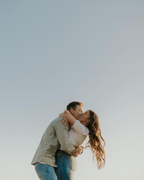 Windansea Engagement Photos, Mountain Picnic Photoshoot, Seaside Florida Engagement Photos, Lds Engagement Pictures, Cute Engagement Poses, Engagement Pictures Outside, Couple Poses Instagram Photo Ideas, Engagement Photos With Movement, Photoshoot With Boyfriend Ideas