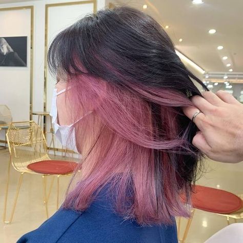 Mulet Layer, Pink Underneath Hair, Bubblegum Hair, Under Hair Dye, Underdye Hair, Hair Dyed Underneath, Peekaboo Hair Colors, Hair Job, Haircut Inspo