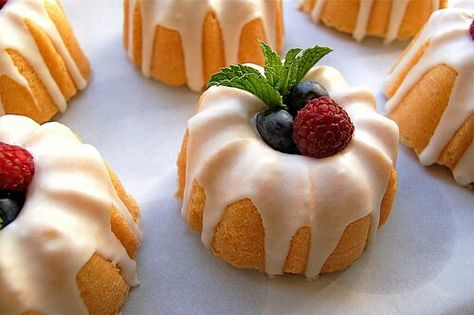 Bake Mini Bunt Cake, Lemon Baking, Cupcakes Lemon, Mini Bundt Cakes Recipes, Buffet Dessert, Savory Cakes, Mini Torte, Mini Bundt, Pear Cake