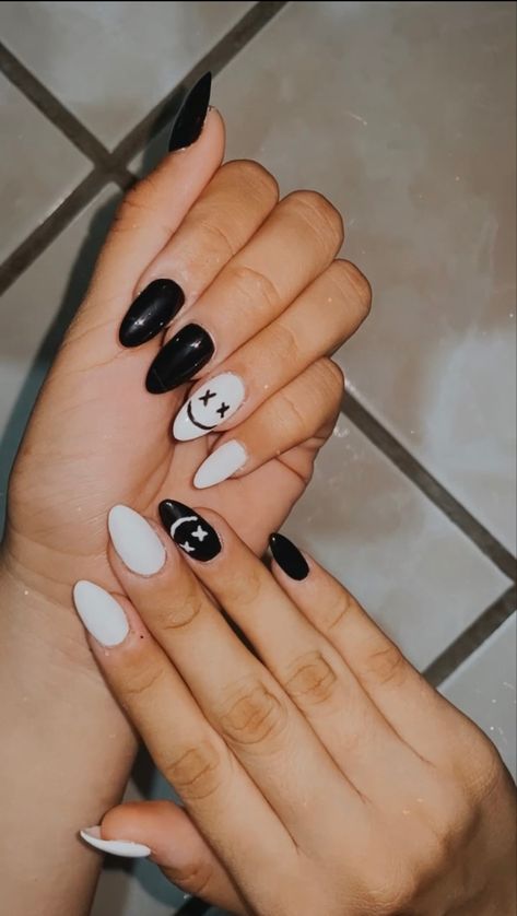 Black And White Nails Smiley Face, Easy Black And White Nail Designs Simple, Black Smiley Face Nails, Cute Nails Black And White, Black And White Simple Nails, Louis Tomlinson Nails, Smiley Face Nails, Black And White Nail Designs, Black Almond Nails