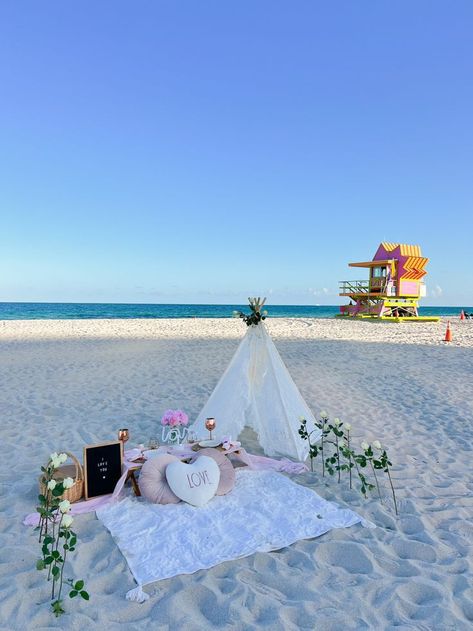 Beach Anniversary Ideas, Beach Set Up, Fun Beach Pictures, Wedding Proposal Ideas Engagement, Romantic Beach Picnic, Small Picnic, Proposal Pictures, Beach Proposal, Beach Birthday Party