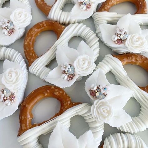 Anniversary Treats Desserts, Cute Bridal Shower Food Ideas, Chocolate Covered Pretzel Twists, Wedding Shower Pretzel Rods, Chocolate Dipped Pretzels Wedding, Bridal Shower Pretzels, Bridal Shower Pretzel Rods, Bridal Shower Baked Goods, Fall Bridal Shower Treats