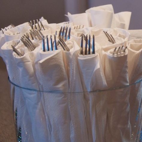 I like this idea - wrapping utensils in napkins for entertaining large groups Buffet Utensil Ideas, Displaying Utensils For A Party, How To Display Silverware At A Party, Silverware Buffet Display, Silverware Display Ideas, How To Display Napkins At A Party, Buffet Utensils Display, Silverware Organization For Party, How To Wrap Napkins With Utensils