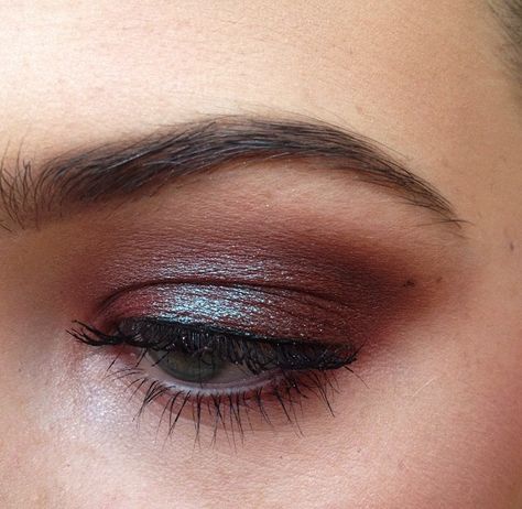 Mac Blue-Brown pigment Mac Blue Brown Pigment Look, Brown Eyeshadow Blue Eyes, Blue Brown Eyeshadow, Blue And Brown Eyeshadow, Mac Blue Brown Pigment, Eye Shadow Tutorials, Mac Pigment, Makeup Mac, Blue Eyeliner