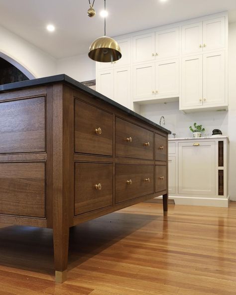 white oak kitchen island • Instagram Kitchen Island Table With Drawers, Kitchen Island Stain Colors, Black And White Oak Kitchen Cabinets, Kitchen Island Renovation Ideas, Kitchen Island Legs Ideas, White Oak Island Kitchen, Walnut Island Kitchen, Modern English Kitchen, White Oak Kitchen Island