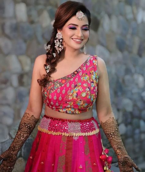 Bridal Lehengas Without Dupatta Are Trending And How Haldi Holi Theme, Mehandi Outfits Brides, Haldi Outfit Ideas For Bride, Bridal Outfits Wedding, Mehendi Outfits For Bride, Mehendi Event, Haldi Outfit For Bride, Mehandi Outfits, Mehendi Function