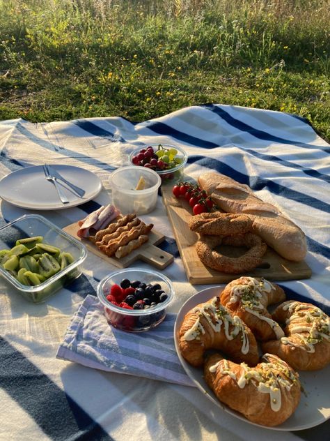 Dock Picnic, The Glade, Birthday Picnic, Picnic Aesthetic, Backyard Picnic, Bottomless Brunch, Summer Evening, Small Town, Small Towns