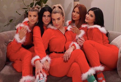 image Kily Jenner, Anastasia Karanikolaou, Looks Kylie Jenner, Santa Pajamas, Kylie Jenner Instagram, Red Green Christmas, Jenner Sisters, Kardashian Kollection, Sofia Richie